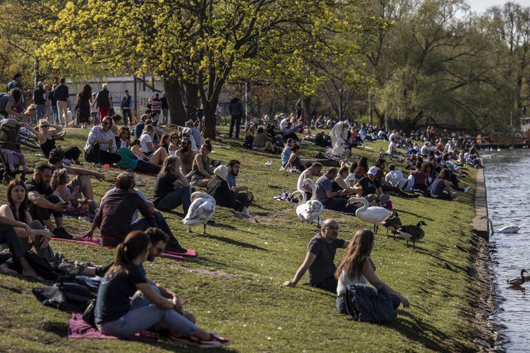 Decenas de ciudadanos se relajan en la orilla del río Spree, el pasado domingo en Berlín.