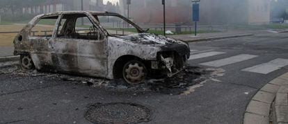 Un coche calcinado en un barrio de Amiens, al norte de Francia.