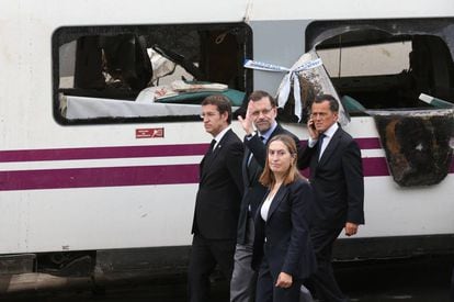 Rajoy visita el lugar del accidente junto a Feij&oacute;o y a la entonces ministra de Fomento, Ana Pastor.