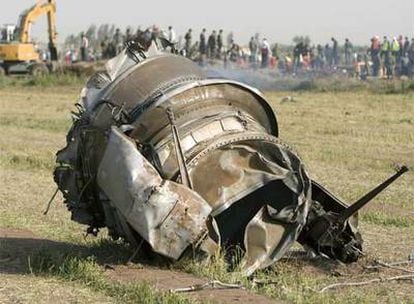 Una pieza del fuselaje del Tupolev Tu-154, en el lugar del accidente.