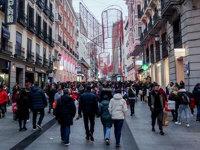 Cientos de personas en la calle de Preciados en Madrid, el 7 de enero.