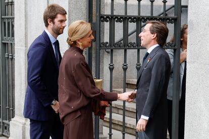 El alcalde de Madrid, José Luis Martínez-Almeida, saluda a la infanta Cristina de Borbón y a su hijo mayor, Juan Valentín Urdangarin.