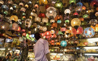 Puesto de lámparas en el Gran Bazar de Estambul.