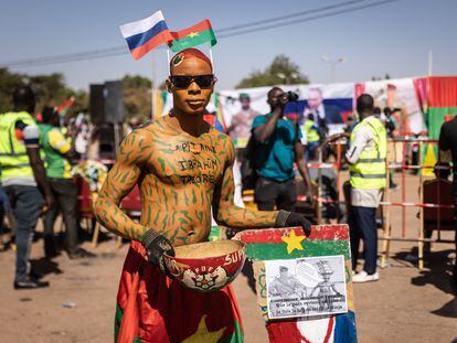Manifestación contra la presencia francesa y a favor de Rusia en la que se ondearon banderas rusas y fotos de Putin, el pasado viernes en Uagadugú, capital de Burkina Faso.