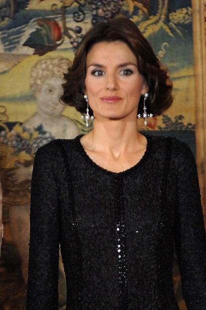 Algunas veces Letizia Ortiz lo ha intentado con el pelo más corto y más oscuro, pero al final siempre ha ganado su melena larga y con reflejos dorados. Aquí la vemos en 2008 durante el 70º cumpleaños del rey Juan Carlos.