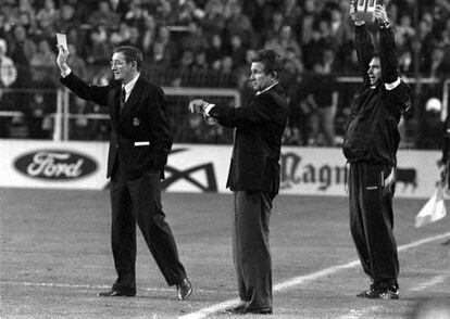 Zoco, delegado del Madrid, y Heynckes, entrenador, dan indicaciones a sus jugadores ante el Mallorca, en 1998.