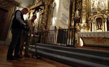 Dos operarios aplican el georradar sobre el piso de la iglesia de Las Trinitarias cuyo subsuelo aloja la cripta abierta ayer.
