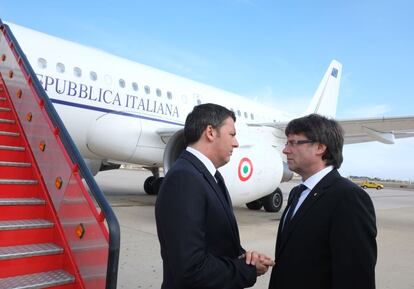 Puigdemont rep Renzi a l'aeroport de Reus.