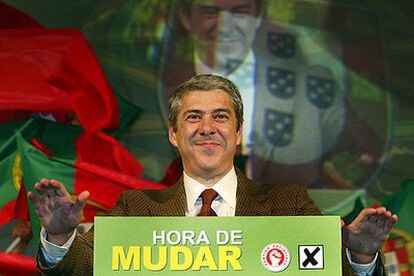 El candidato socialista, José Sócrates, se dirige a sus seguidores en un mitin en Braga, al norte de Portugal.