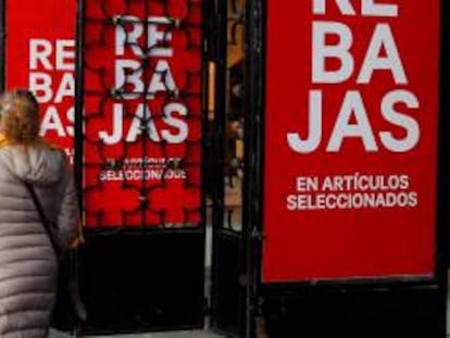 Vista de los carteles con rebajas en algunos establecimientos.