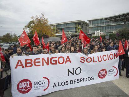 Trabajadores de de la empresa Abengoa en una concentraci&oacute;n en la puerta de la sede de Palmas Altas en Sevilla