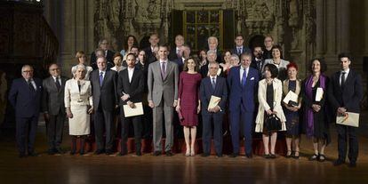 Los reyes Felipe VI y Letizia, ayer junto con los galardonados con los Premios Nacionales de Cultura 2014.