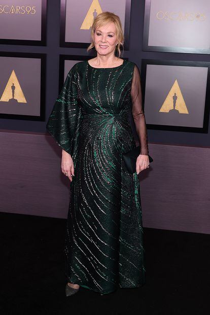 La ganadora del Emmy a actriz de comedia por Hacks, Jean Smart, con un vestido verde esmeralda con pedrería.