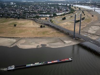 Un buque de carga navega por el Rin en Düsseldorf (Alemania), el lunes, con un nivel bajo.