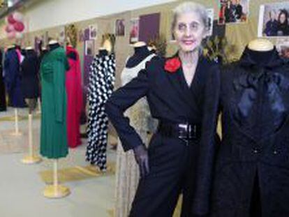 Eloísa Bercero junto a una creación de Josep Font, que vende en la subasta de la Feria Moda Vintage