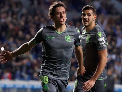 Oyarzabal celebra uno de sus goles, con Theo en segundo término.