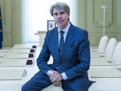 El presidente de la Comunidad de Madrid, &Aacute;ngel Garrido, en la sala donde se re&uacute;ne el Consejo de Gobierno.