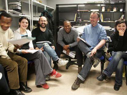 De izquierda a derecha, Mansueto Manel, Ana de Asturia, Javier Cámara, Eman Xor Oña, Manuel Martín Cuenca y Leonor Watling, en un descanso del ensayo de <i>Malas temporadas</i>.