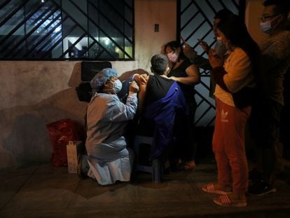 Un trabajador de salud administra una dosis de la vacuna contra covid-19 a un niño en Lima, Perú, en diciembre de 2021.