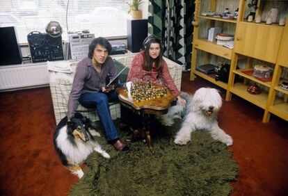 Felix Magath y su mujer en su hogar en los años setenta, obviamente. (Getty)