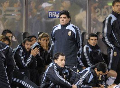 Maradona, en el banquillo junto a varios jugadores en el partido ante Paraguay.