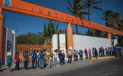 Docentes del Estado de Oaxaca fila para recibir su dosis de refuerzo contra la covid-19, el 12 de enero.