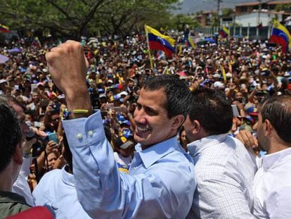 Guaidó en el Estado de Miranda este sábado. En vídeo, Maduro califica de "buenas noticias" el inicio de conversaciones con la oposición venezolana.