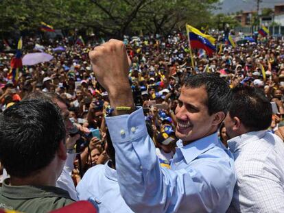 Guaidó en el Estado de Miranda este sábado. En vídeo, Maduro califica de "buenas noticias" el inicio de conversaciones con la oposición venezolana.