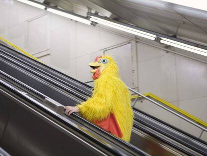 En esta dramatización sacada de un banco de imágenes, un hombre disfrazado de pollo sale del metro dispuesto a enfrentarse a la vida. Algo parecido hizo el protagonista de esta columna. 