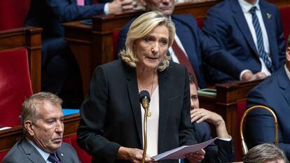 La diputada y líder del partido ultraderechista Reagrupamiento Nacional (RN), Marine Le Pen, habla durante la sesión semanal de las preguntas al Gobierno en la Asamblea Nacional en París, este martes.