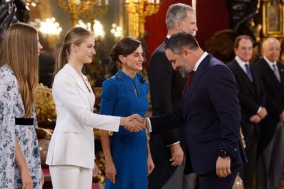 La princesa Leonor saluda al líder Vox, Santiago Abascal. 