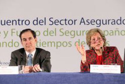 Antonio Huertas, presidente de Mapfre, junto con Pilar Gonz&aacute;lez de Frutos, presidenta de Unespa, la patronal de los seguros.