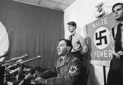 El líder neonazi Frank Collin, rodeado de militantes del Partido Nacionalsocialista de Estados Unidos, en una rueda de prensa convocada en Skokie en 1977.