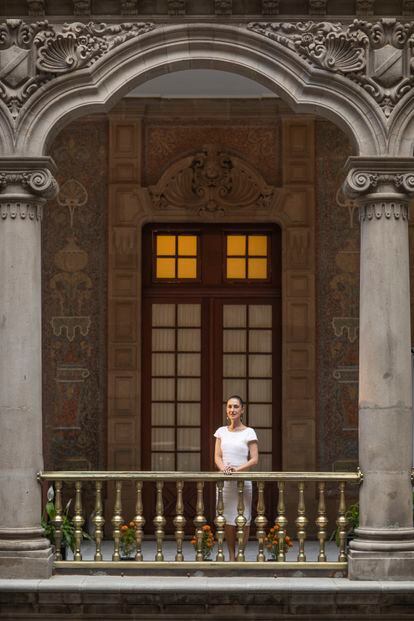 Claudia Sheinbaum posa en uno de los patios interiores del Ayuntamiento de la capital mexicana