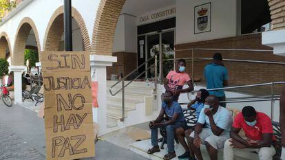Un grupo de jornaleros protesta ante las puertas del Ayuntamiento de Lepe.