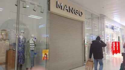 Tienda de la cadena de moda Mango en el centro comercial Evropeiski de Moscú, cerrada desde marzo.