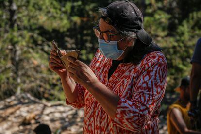 La paleontologa Ángela D. Buscalioni en el yacimiento de Las Hoyas. 
