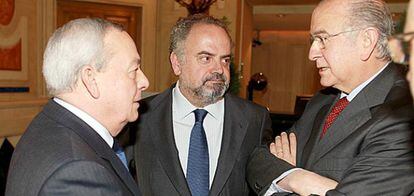 Carlos Solchaga conversa con Ignacio Polanco, presidente del Grupo Prisa y con Carlos Egea, presidente de Mare Nostrum