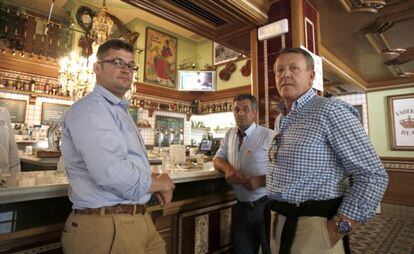 Los jienenses Manuel Ruiz, Antonio García y Francisco Miralles esperan la declaración del Rey.