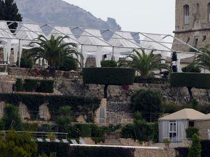 Los reyes Juan Carlos y Sofía y tenistas como David Ferrer y Feliciano López han asistido al enlace celebrado en un recinto fortificado en una península del norte de Mallorca