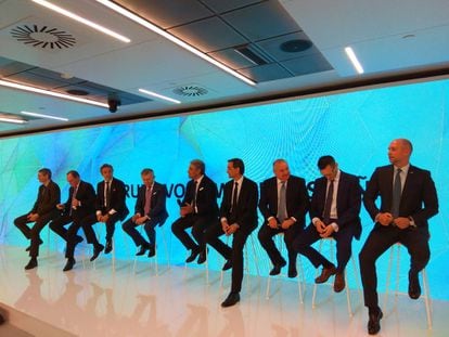 Luca de Meo, presidente de Seat, (en el centro de la imagen), durante la conferencia de prensa anual de las marcas del grupo Volkswagen en Espa&ntilde;a.
