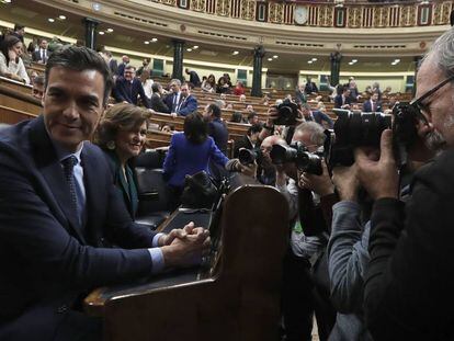 El presidente del Gobierno, Pedro Sánchez, y la vicepresidenta Carmen Calvo, este martes en el Congreso.