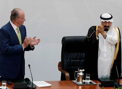Juan Carlos I aplaude al rey de Arabia Saudí, Abdalá Bin Abdulaziz Al Saud.