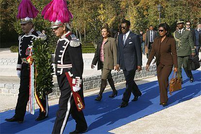 Obiang realiza una ofrenda floral en el Bosque de los Ausentes, en el Retiro.