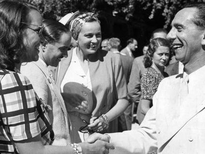 El ministro nazi de Propaganda Joseph Goebbels saluda a la actriz italiana Elli Parvo, en 1941. En el vídeo, la historia de la villa de Bogensee.