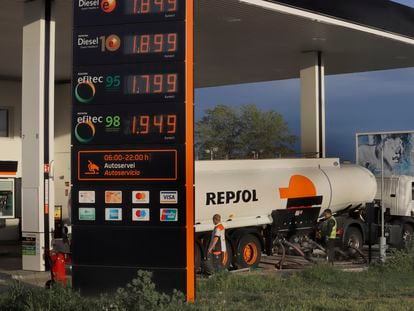 El monolito de una gasolinera anuncia los precios del combustibles, la semana pasada en Terrassa (Barcelona).