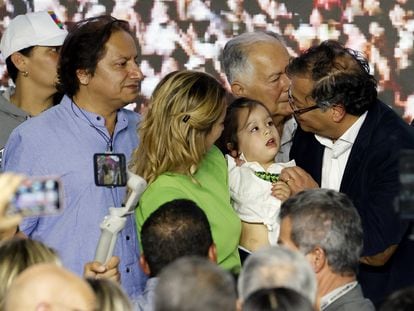 A la izquierda, con camisa azul, Juan Fernando Petro, el hermano del presidente, el día que ganó las elecciones, el 29 de mayo de 2022, en Bogotá.