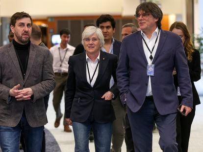 De izquierda a derecha, los exconsejeros catalanes Antoni Comin, Clara Ponsati y el expresidente catalán Carles Puigdemont, el 29 de marzo, en Bruselas.