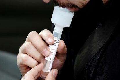 Un hombre prepara una muestra de su saliva en un centro universitario de diagnóstico de covid en Salt Lake City (EE UU), en noviembre.