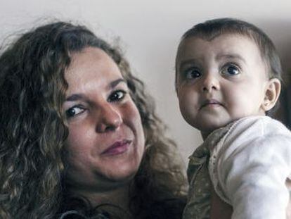 Emma, un bebé de nueve meses con una dolencia congénita, recibe una parte del hígado de su tía, de 35 años, en Córdoba
